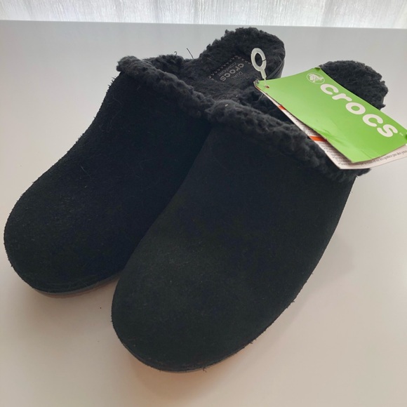 CROCS Shoes - Crocs Black Fuzzy Heeled Sarah Lined Clog Size 7 NWT